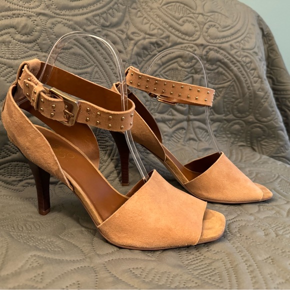 Tan Suede Franco Sarto Sandals with Gold Detail - Size 8M - Picture 3 of 5